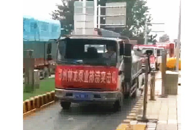 我公司新組織的搶險(xiǎn)排澇設(shè)備及人員，出發(fā)馳援焦作災(zāi)區(qū)，兄弟們辛苦了，加油！