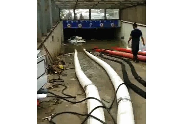 二環(huán)支路沙口路，山東消防兩臺(tái)，我們?nèi)_(tái)潛水泵同時(shí)運(yùn)行，一切正常了